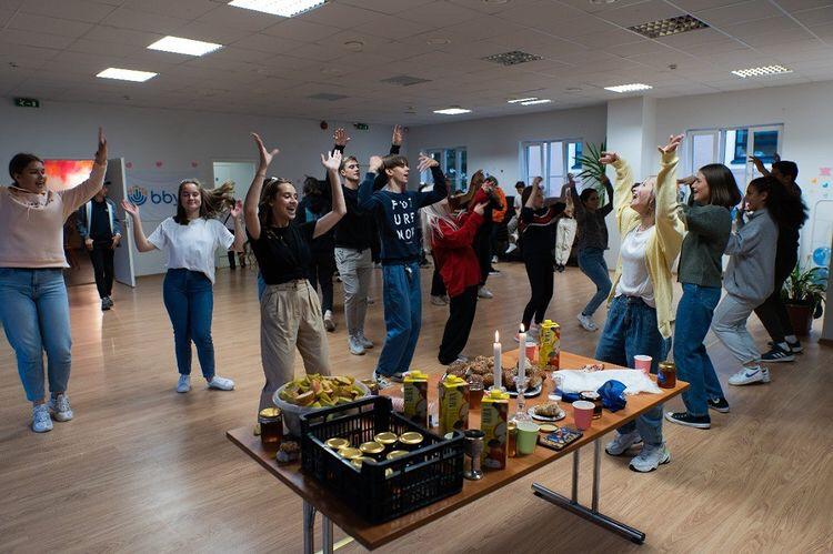 Группа людей, празднующих на сцене