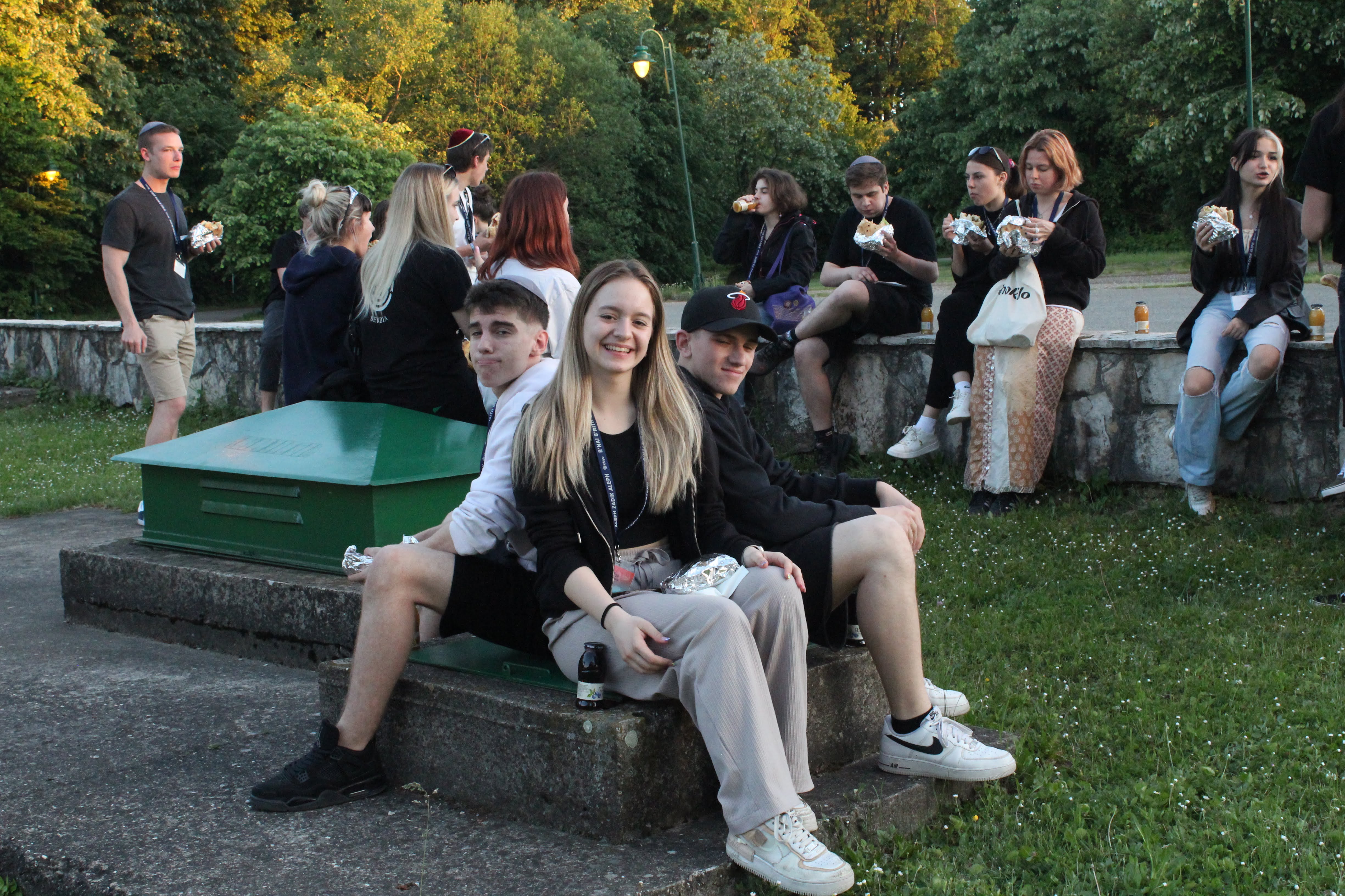 Группа людей, празднующих на сцене