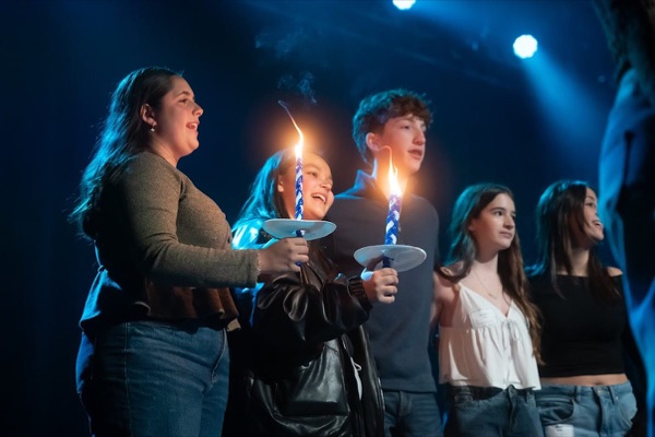 Празднование BBYO с конфетти, огнями и многочисленными гостями
