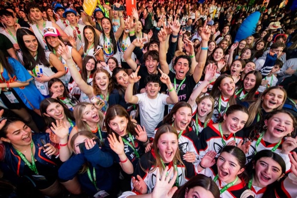 Празднование BBYO с конфетти, огнями и многочисленными гостями