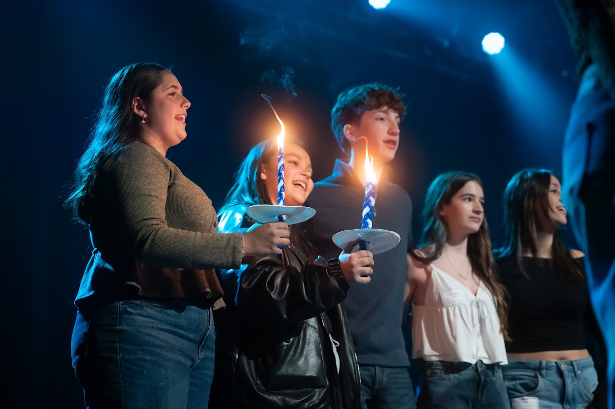 Празднование BBYO с конфетти, огнями и многочисленными гостями